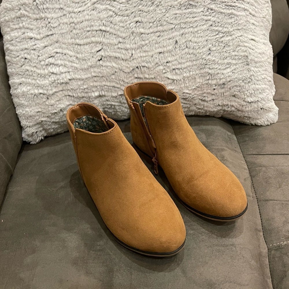 Girls Cat & Jack booties - Size 4